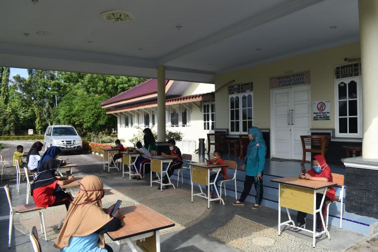 Para guru di perusahaan PT.EDI Kunto Darussalam, Rohul, jadikan rumah dan tempat bermain anak disulap menjadi sekolah masa Pademi COVID-19​.